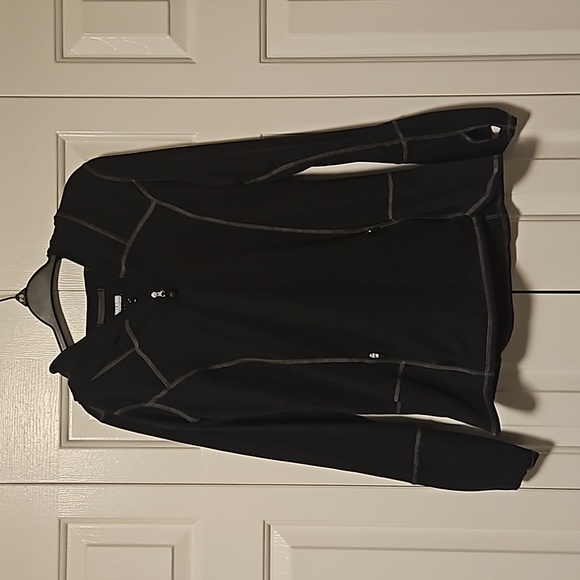 💖 $5 add to bundle Front zip black hoodie w/ front zip pockets💖 - Picture 1 of 5